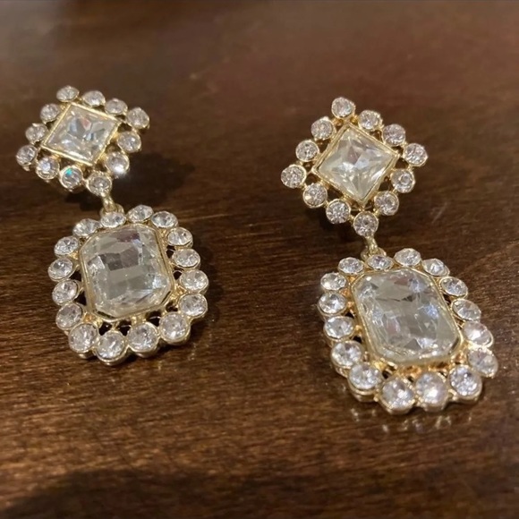 EARRINGS. Gold tone n Stones. Stunning - Picture 7 of 11